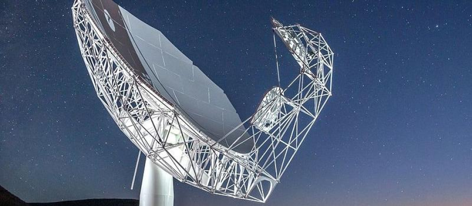 Uno de los platos que componen el radiotelescopio MeerKAT, en Sudáfrica