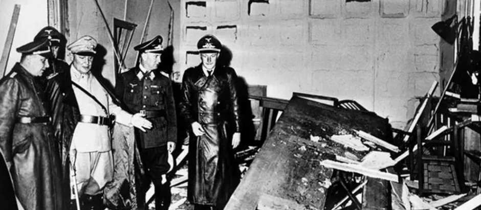 Altos oficiales nazis junto al jerarca Hermann Göring (de ropa clara) inspeccionan el salón del atentado