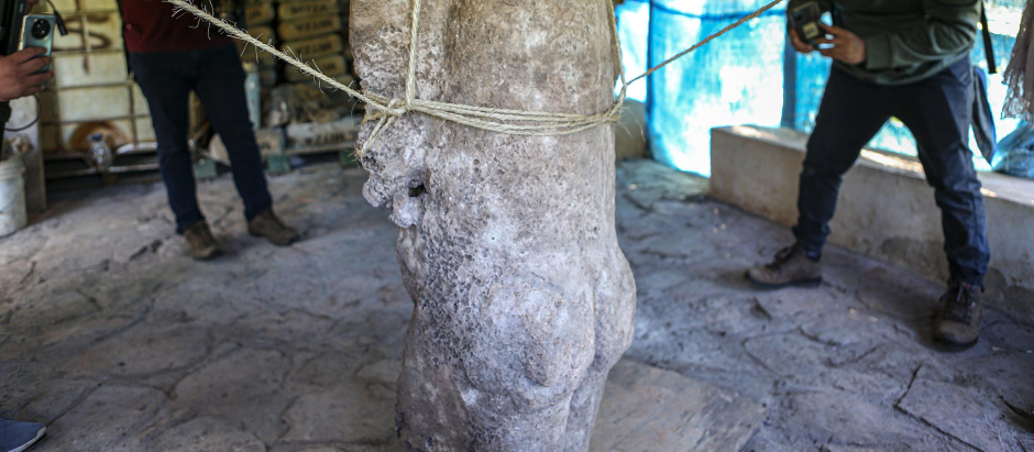 La escultura que representa una figura prehispánica hallada en la zona arqueológica de Oxkintok, municipio de Maxcanú, Yucatán