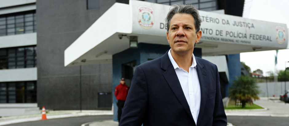 Fernando Haddad después de visitar a Lula cuando estaba detenido por un caso de corrupción en Curitiba (2019)