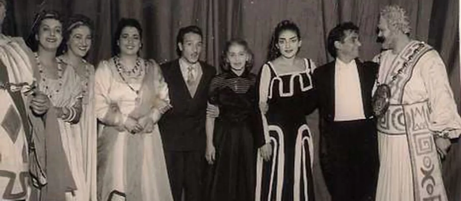 María Luisa Nache junto a Maria Callas y el resto del elenco de 'Medea' en la Scala de Milán, y bajo la batuta del director norteamericano Leonard Bernstein