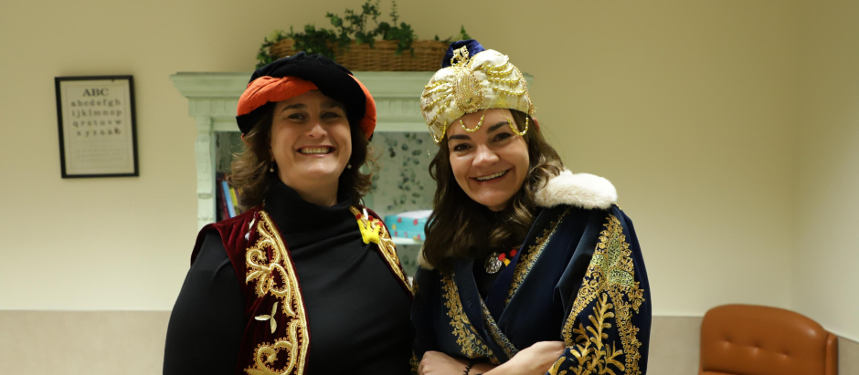Paloma lladó y Belén Mayoral ayudan a los Reyes magos de Oriente en su ingente labor navideña