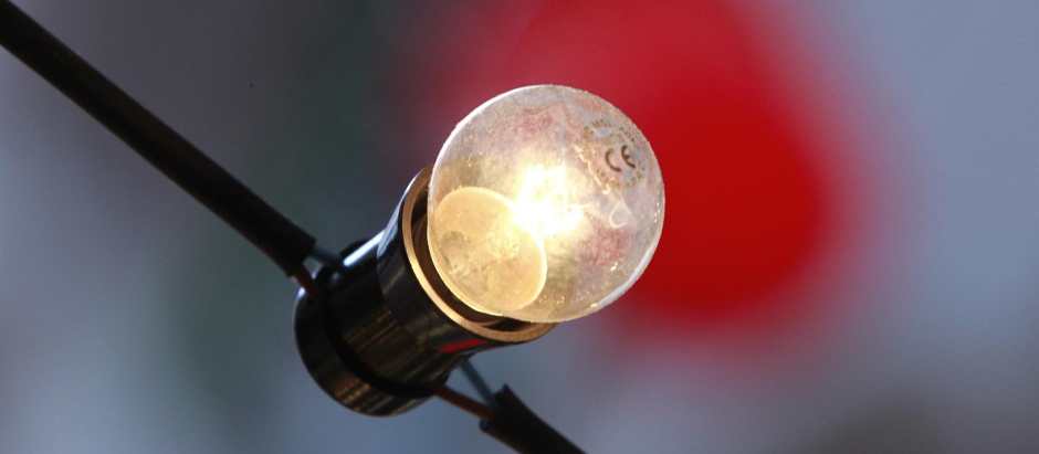 El precio promedio de la luz para los clientes de tarifa regulada vinculados al mercado mayorista subirá el domingo un 31,6%