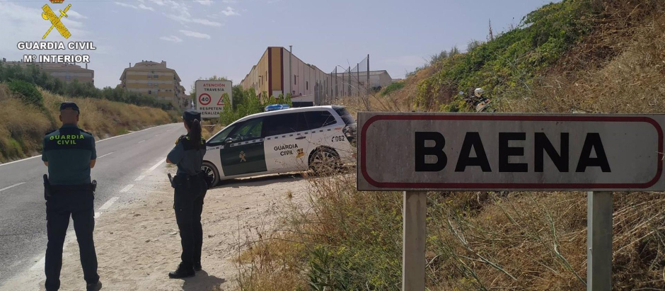La Guardia Civil en Baena ha detenido a un hombre que vendía droga en su domicilio.
