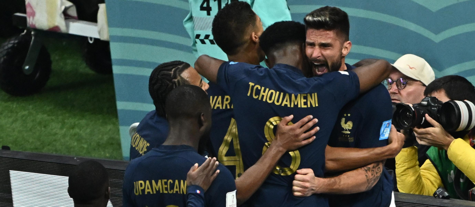 Giroud celebra con sus compañeros el gol que daba a Francia el pase a semifinales