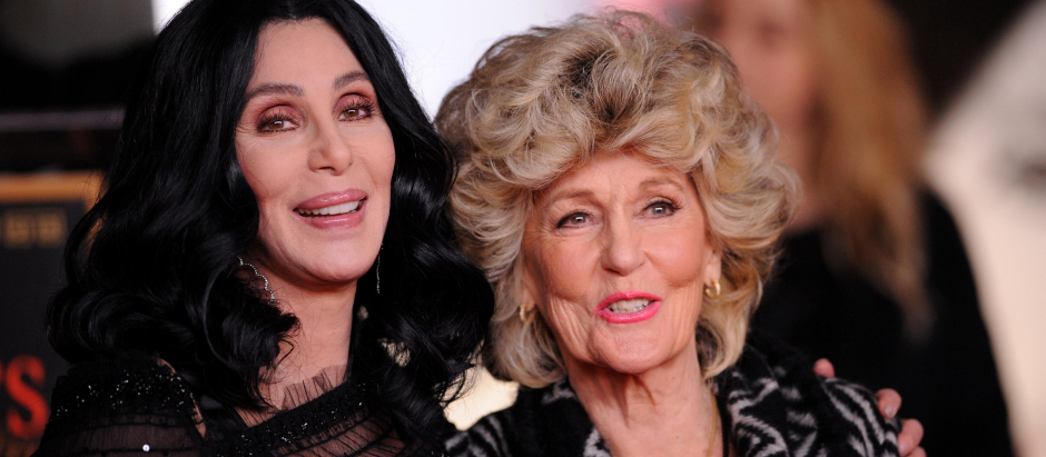La actriz y cantante Cher junto a su madre, Georgia Holt, durante una premiere