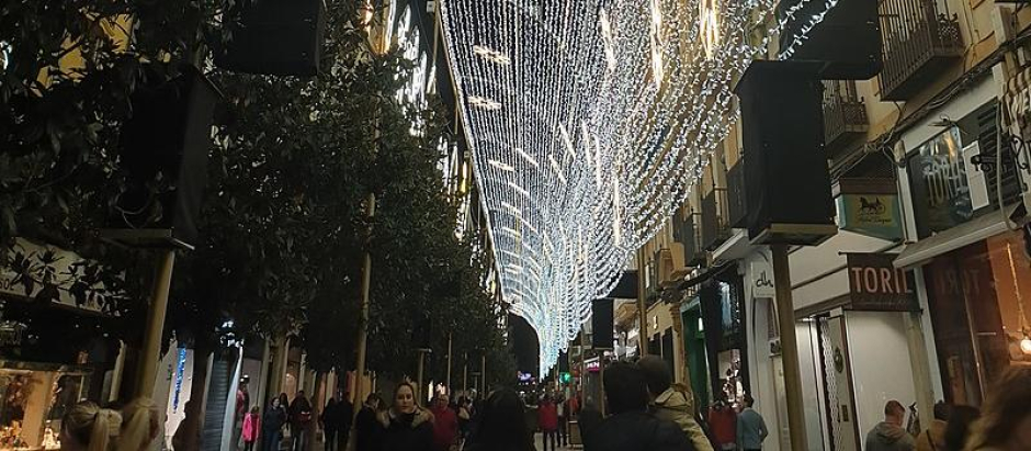 La calle Cruz Conde adornada con las luces navideñas.
