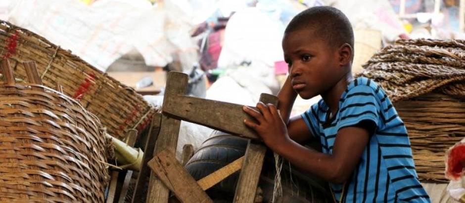 Niño trabajador en el mercado de Dantopka (Benín)