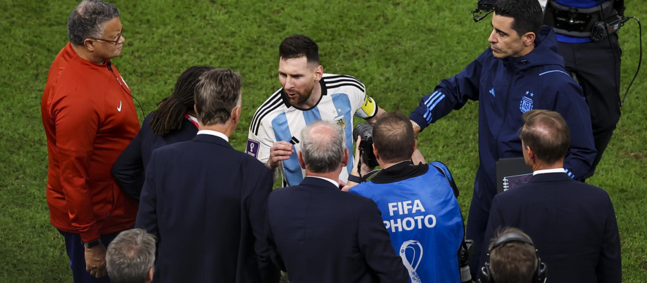 Messi se encaró con Van Gaal en el Argentina-Países Bajos.