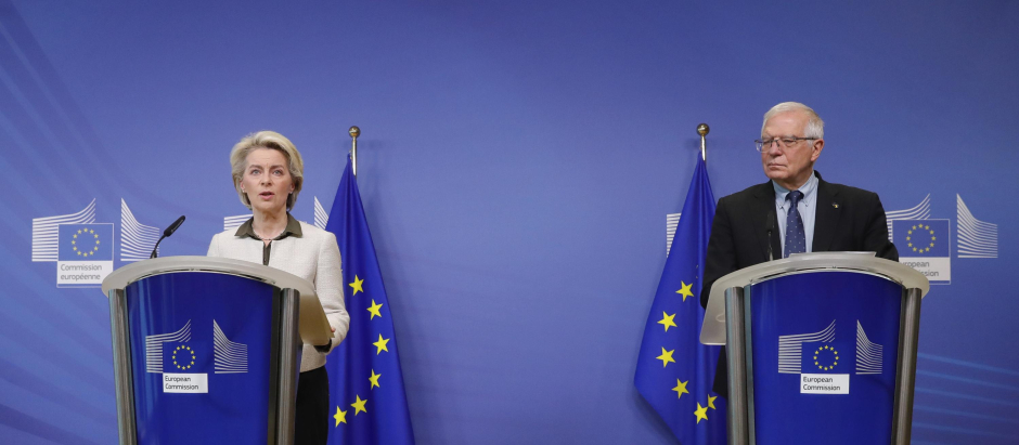 La presidenta de la Comisión Europea, Ursula von der Leyen (Iz) y el jefe de política exterior de la UE, Josep Borrell