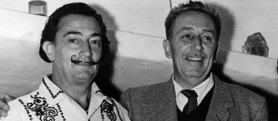 Durante su viaje a Barcelona en 1957, el productor Walt Disney (2i) y su esposa Lilian Bounds visitan al pintor Salvador Dalí y su esposa Gala en su casa de Cadaqués
