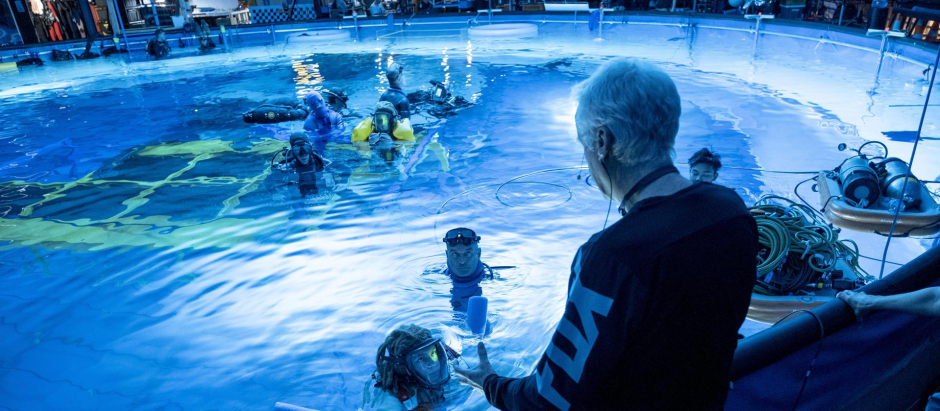 El director canadiense James Cameron (d) durante el rodaje de la película "Avatar: The Way of Water