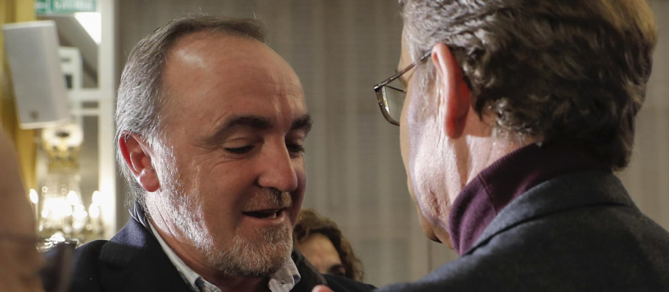 El presidente del PP, Alberto Núñez Feijóo, saluda al líder de UPN, Javier Esparza en un acto en Pamplona