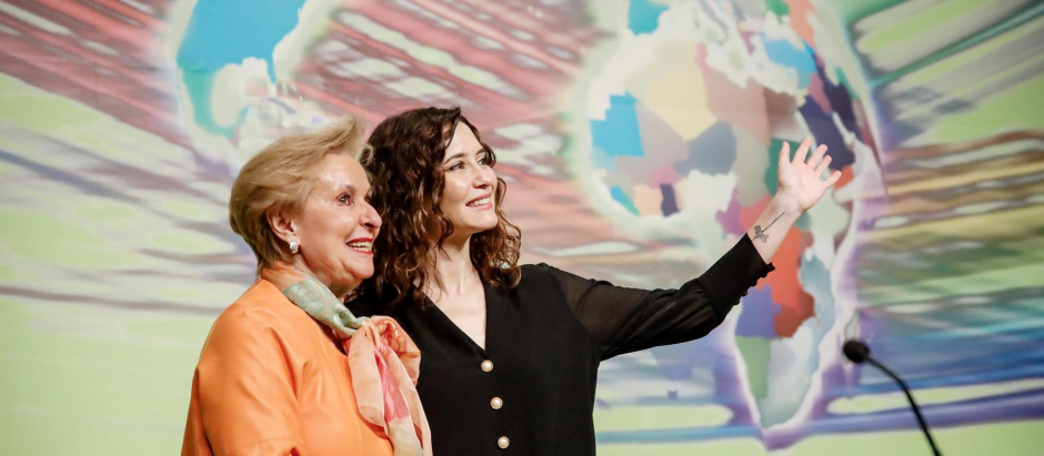 La presidenta nacional de AFAMMER, Carmen Quintanilla y la presidenta de la Comunidad de Madrid, Isabel Díaz Ayuso