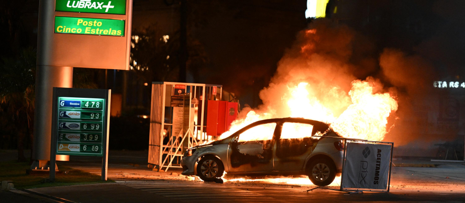 Un vehículo arde tras enfrentamientos entre policías y simpatizantes del presidente Jair Bolsonaro