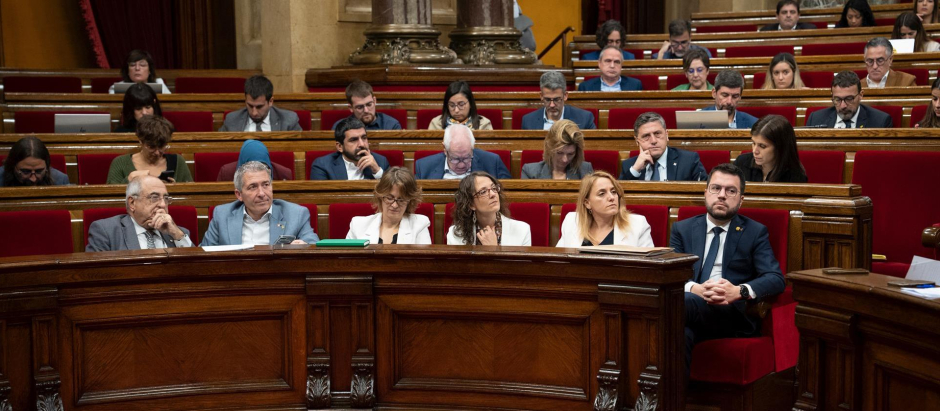 Vista general del Parlamento catalán, con su presidente, Pere Aragonés, en primer plano.