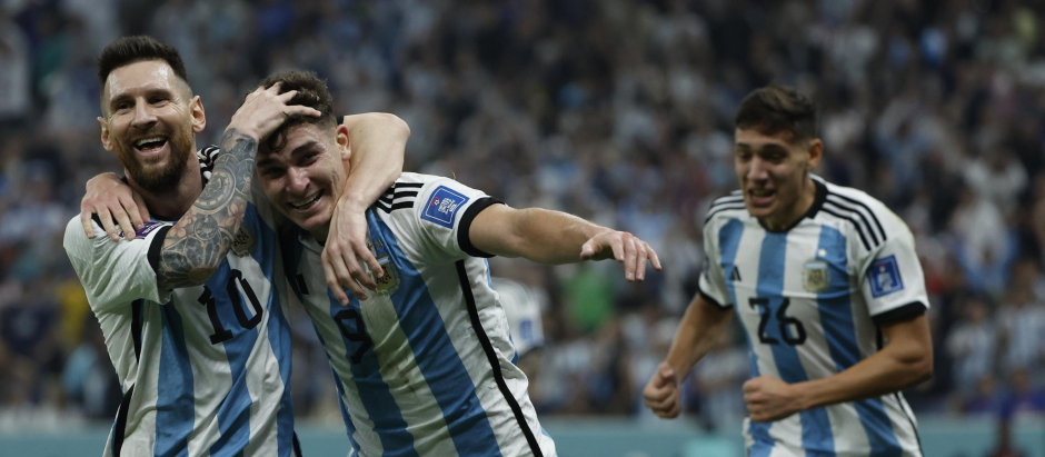 Julián Álvarez y Messi celebran uno de los goles de Argentina ante Croacia