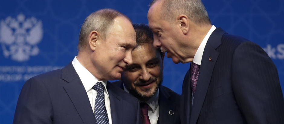 El presidente de Turquía, Recep Tayyip Erdogan, y el presidente de Rusia, Vladimir Putin, durante una ceremonia en Estambul (2020)