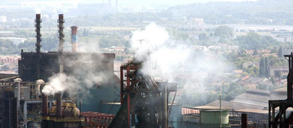 Un vapor se eleva desde la fábrica de Arcelor Mittal en Hayange-Florange, al este de Francia