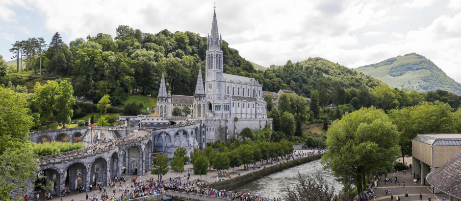 Vista del Santuario de Lourdes, Francia