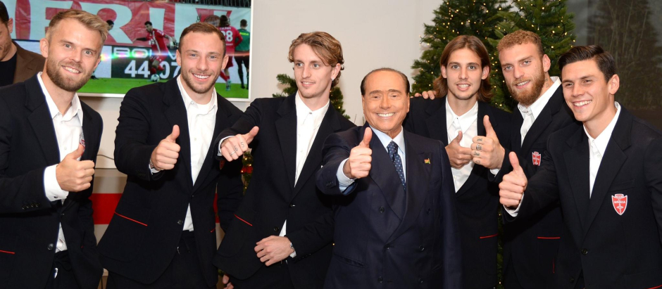 Berlusconi junto a varios jugadores del MonzaA