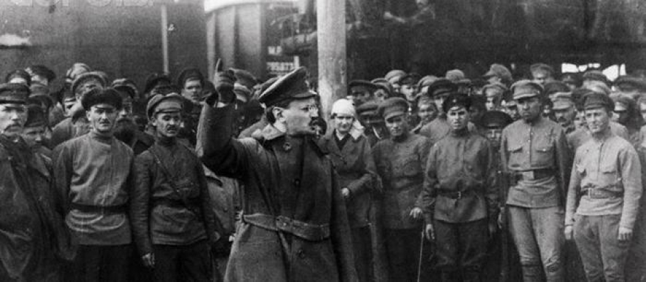 Trotsky dirigiéndose a los soldados del Ejército Rojo durante la guerra polaco-soviética