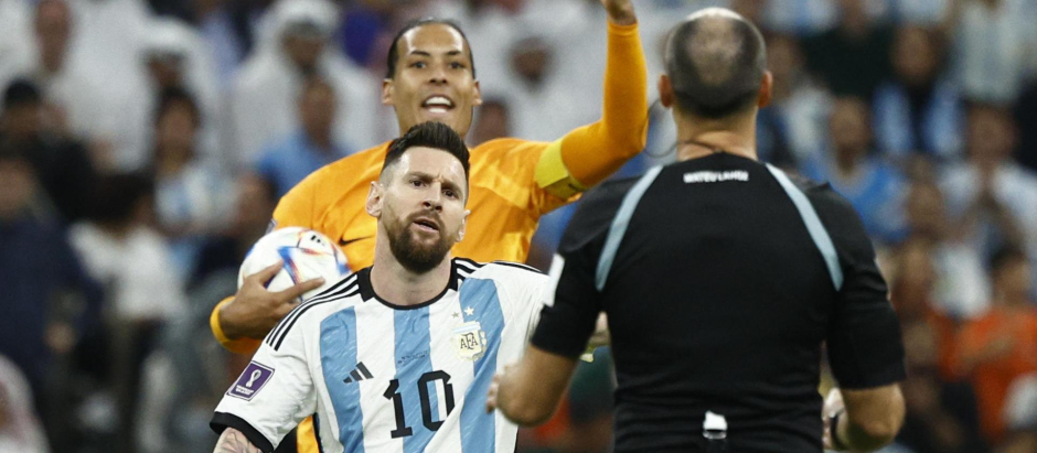 Messi, ante Van Dijk, ante la mirada del colegiado español Mateu Lahoz en el Argentina-Países Bajos