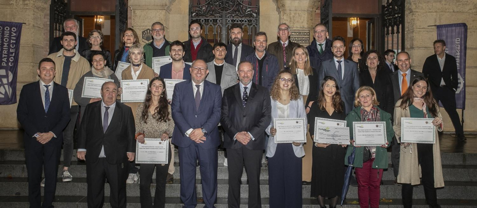 los premiados con los representantes de la Universidad de Córdoba y Caja Rural del Sur y su Fundación