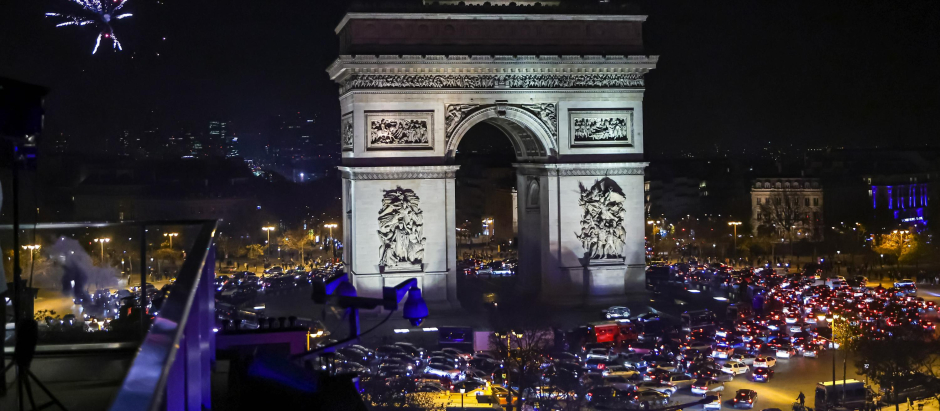 Arco del Triunfo en París tras la victoria de Francia ante Marruecos