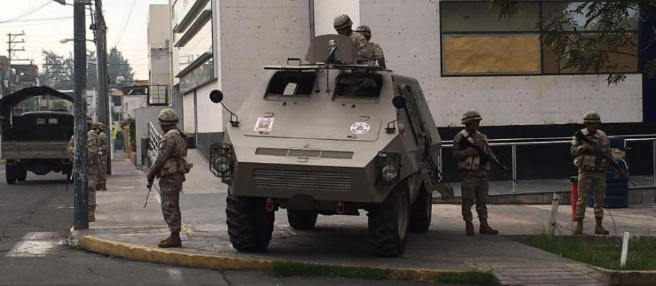 Un tanque y soldados en Arequipa