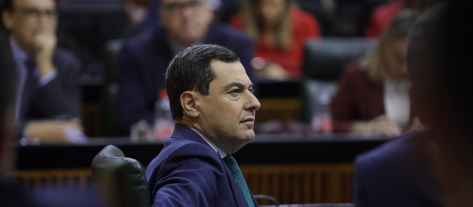 El presidente de la Junta de Andalucía, Juanma Moreno, durante la sesión de control al Gobierno en el Parlamento autonómico