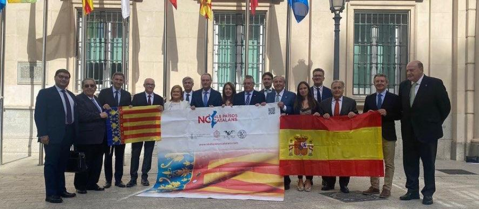 Representantes del movimiento 'No als Paisos Catalans', frente al Senado