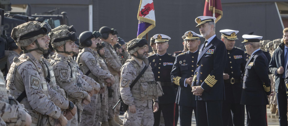 El Rey Felipe VI, durante su visita a las instalaciones del Tercio de Armada (TEAR) y del Tercio Sur (TERSUR) de la Fuerza de Protección, ambas bajo la dependencia de la Fuerza de Infantería de Marina hoy en San Fernando (Cádiz). EFE/Román Ríos