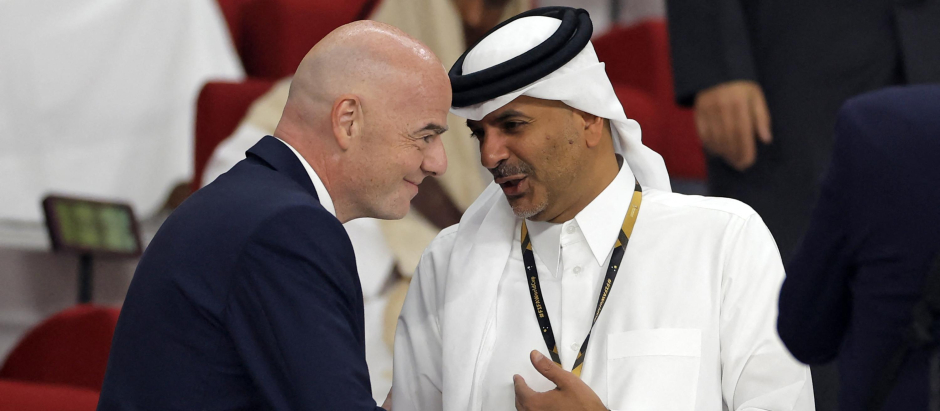 El presidente de la FIFA, Infantino, saluda al primer ministro de Qatar, Khalid bin Khalifa bin Abdulaziz Al Thani,