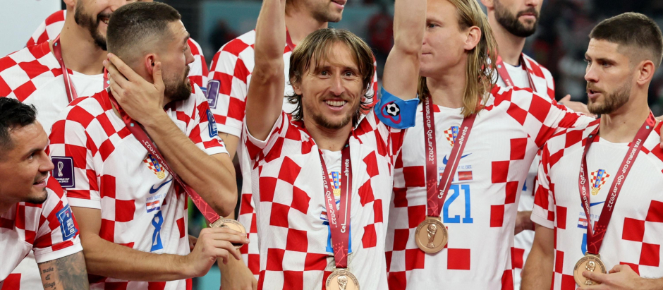 Modric, junto a sus compañeros, celebra la medalla de bronce
