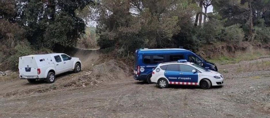 Vehículos de los Mossos d'Esquadra en uno de los dos puntos donde han sido hallados restos de un cadáver
