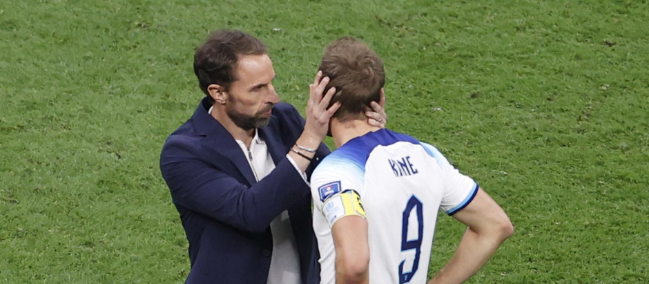 El técnico inglés consuela a Harry Kane durante el Mundial