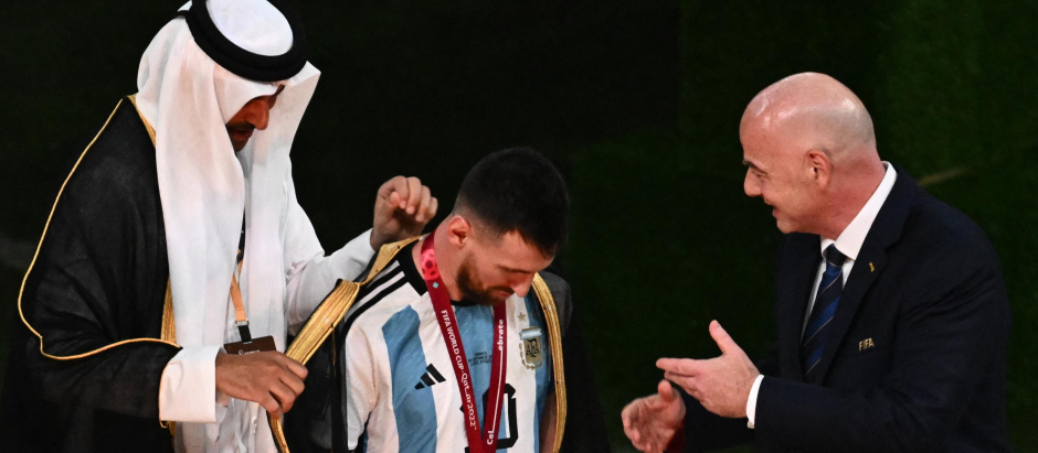 El emir de Qatar le pone a Messi la capa con la que levantó la Copa del Mundo