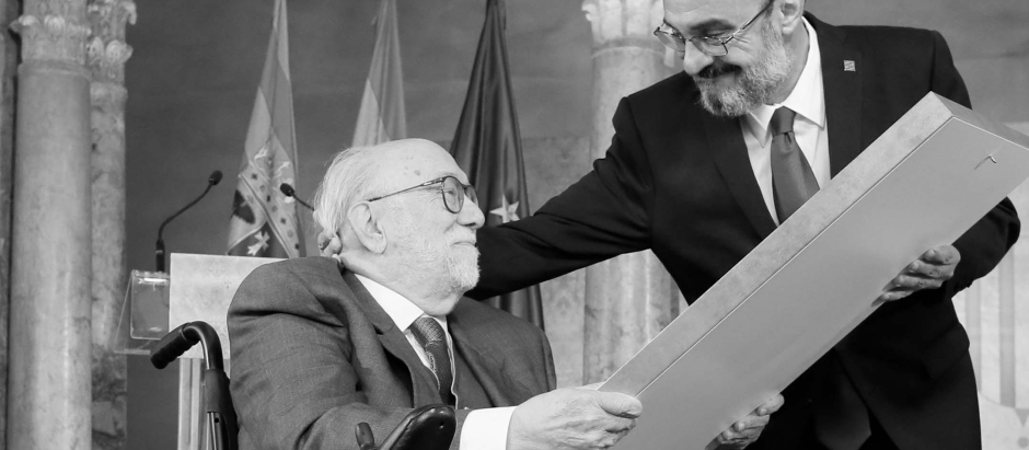 El presidente de Aragón, Javiér Lambán, entrega el premio Aragón 2022 al historiador Eloy Fernández Clemente