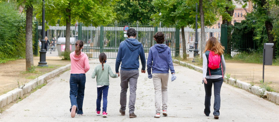 Padres con sus hijos paseando por el Parque de Maria Luisa, Sevilla