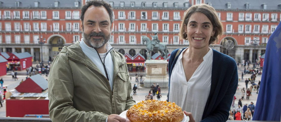Norman Pérez, propietario de Panod, y Elena Campal, pastelera, posan con el roscón elegido como el mejor roscón de Reyes artesano de Madrid.