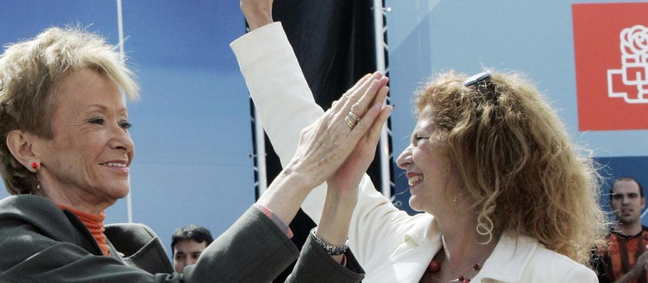 María Teresa Fernández de la Vega (izquierda), junto a Carmen Alborch, en un mitin del PSPV-PSOE en Valencia.
