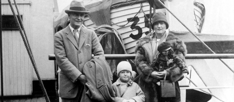 El escritor Francis Scott Fitzgerald, su hija Scottie y su mujer Zelda en 1926