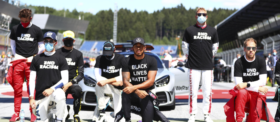 Lewis Hamilton and drivers take a knee n support of the Black Lives Matter movement before the Austrian Formula One Grand Prix race at the Red Bull Ring racetrack in Spielberg, Austria, Sunday, July 5, 2020. (