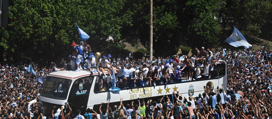 El autobús con los jugadores de Argentina intenta hacerse paso entre la gente en Buenos Aires