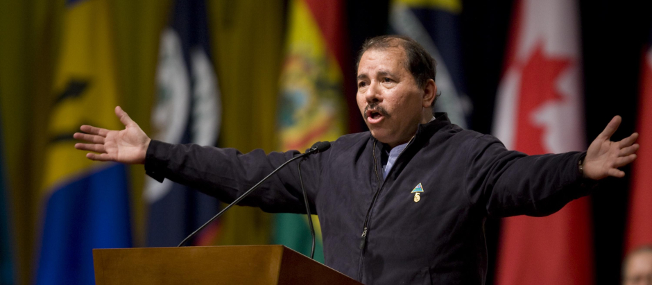 Nicaragua's President Daniel Ortega gestures as he delivers a speech during the opening ceremony of the Summit of the Americas on Friday, April 17, 2009 in Port-of-Spain, Trinidad and Tobago.
18/04/2009