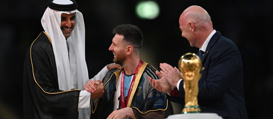 El momento en el que el emir de Qatar le puso la capa a Leo Messi