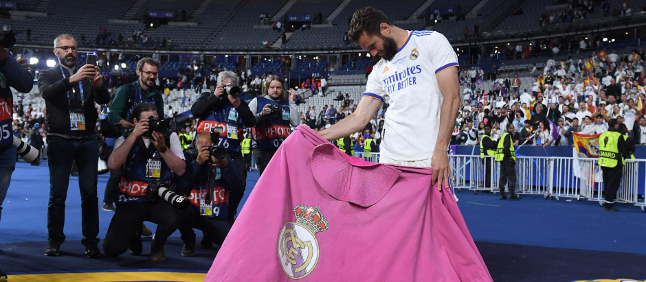 Nacho Fernández con un capote durante la celebración de la victoria del Real Madrid en la Copa de Europa de 2022