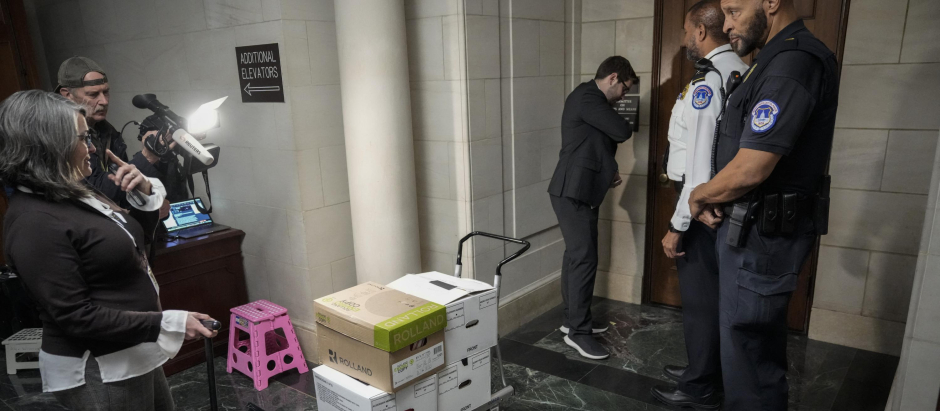 Varias cajas de documentos son custodiadas y llevadas a  la oficina del Comité de Medios y Arbitrios de la Cámara de representantes