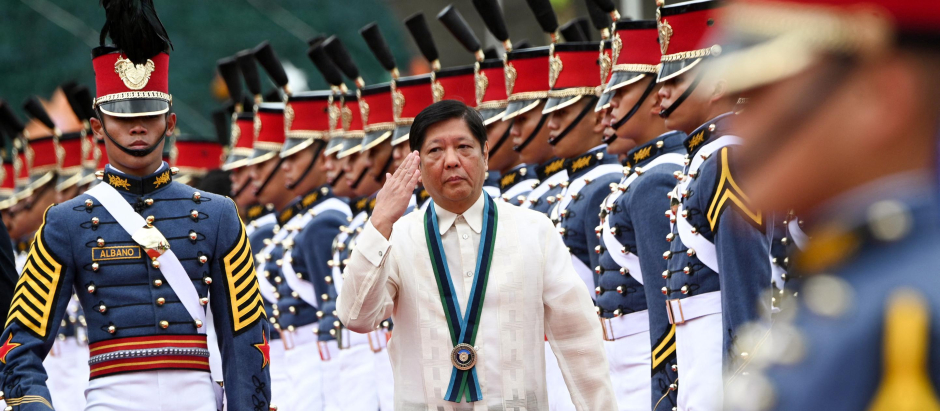 El presidente de Filipinas, Ferdinand Marcos Jr. (C), saluda a sus tropas